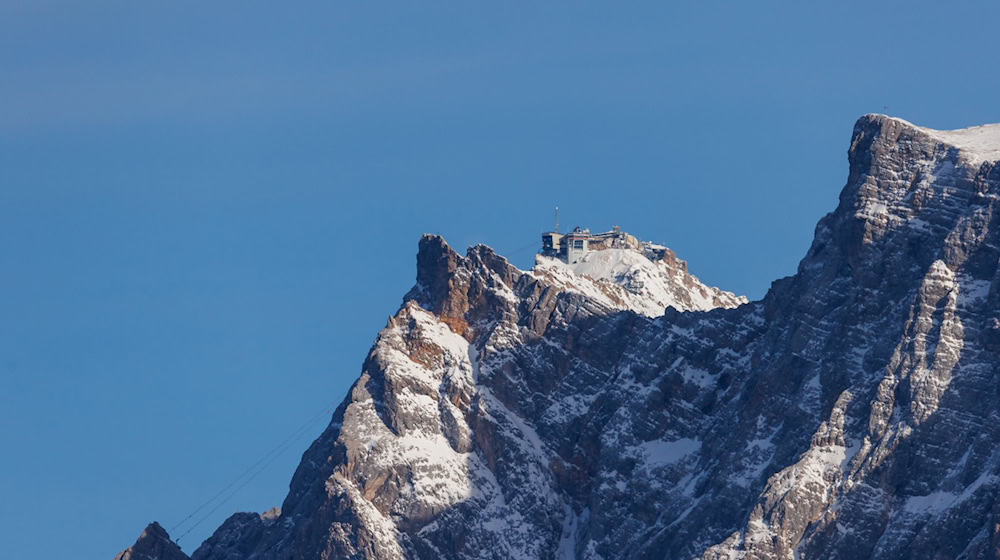 Blick aus Österreich auf die Zugspitze. Zwei deutsche Bergsteiger mussten hier von Helfern gerettet werden. (Symbolbild) / Foto: Daniel Karmann/dpa