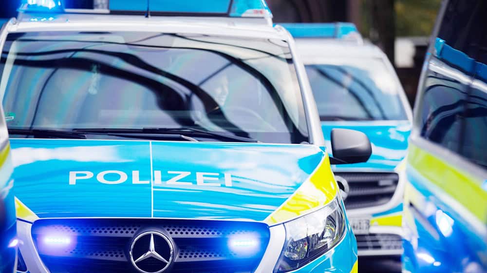 Neben Rettungsdienst und Feuerwehr waren mehrere Streifenwagen im Einsatz. (Symbolfoto) / Foto: Rolf Vennenbernd/dpa
