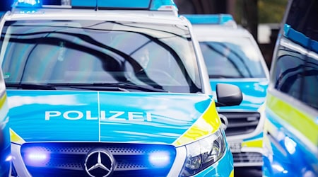 Neben Rettungsdienst und Feuerwehr waren mehrere Streifenwagen im Einsatz. (Symbolfoto) / Foto: Rolf Vennenbernd/dpa