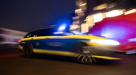 Die Polizei verfolgte den flüchtigen Autofahrer. (Symbolbild) / Foto: Marijan Murat/dpa