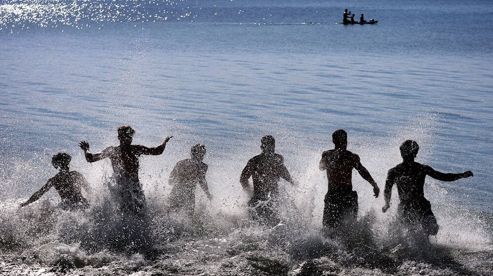 Wer in Seen baden geht, kann in diesen Wochen mit Saugwürmer-Larven, sogegannten Zerkarien, konfrontiert werden. Im schlimmsten Fall ist ein juckender Ausschlag die Folge. (Symbolbild) / Foto: Karl-Josef Hildenbrand/dpa