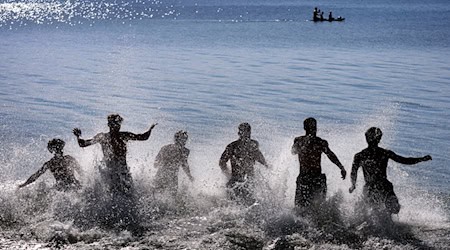 Wer in Seen baden geht, kann in diesen Wochen mit Saugwürmer-Larven, sogegannten Zerkarien, konfrontiert werden. Im schlimmsten Fall ist ein juckender Ausschlag die Folge. (Symbolbild) / Foto: Karl-Josef Hildenbrand/dpa