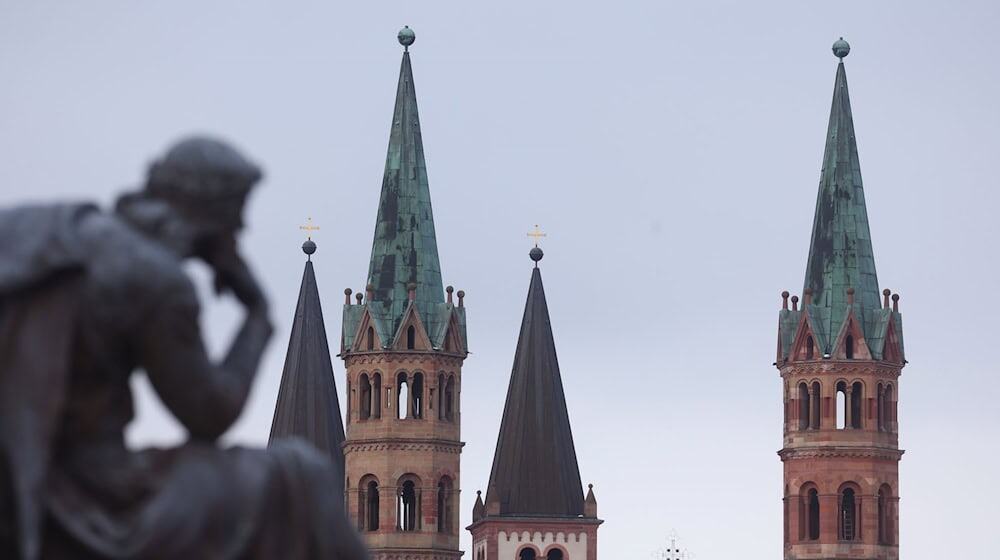 Im Würzburger Dom wurde kurz vor Pfingsten 2025 ein Diakon zum Priester geweiht. (Archivbild) / Foto: Karl-Josef Hildenbrand/dpa