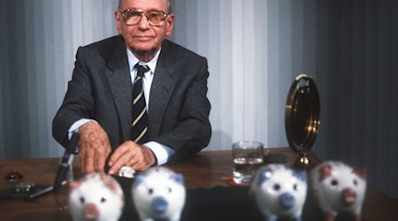 «Welches Schweinderl hätten Sie denn gern?»: Quizmaster Robert Lembke 1985 mit den berühmten «Was bin ich?»-Sparschweinen.  / Foto: picture alliance / dpa