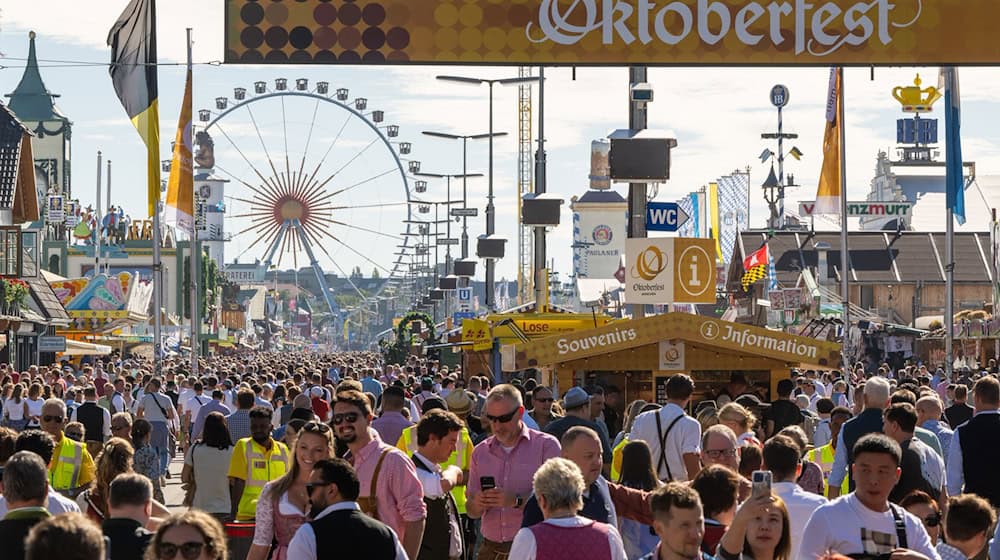 Wie voll ist zu voll? Münchens Wiesn-Chef will keine Jagd auf Besucherrekorde (Archivbild). / Foto: Peter Kneffel/dpa