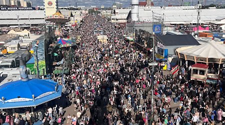 Auf dem Weg zur Wiesn wird es oft eng. (Archivbild)  / Foto: Christoph Trost/dpa