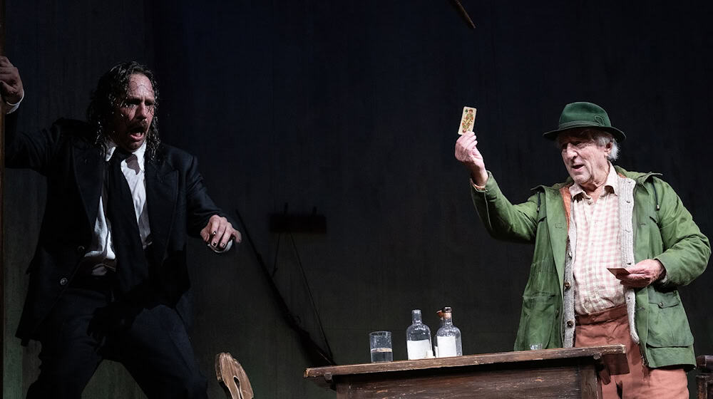 «Gschichtn vom Brandner Kaspar» in einer Neufassung des Dramatikers Franz Xaver Kroetz hat am Münchner Residenztheater seine Uraufführung gefeiert, mit Günther Maria Halmer (r.) und Florian von Manteuffel. / Foto: SANDRA THEN/Residenztheater München/dpa