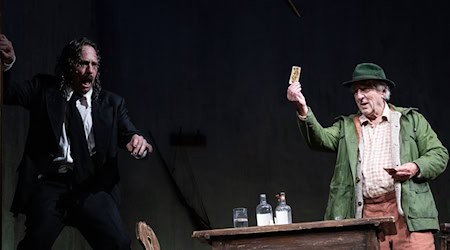 «Gschichtn vom Brandner Kaspar» in einer Neufassung des Dramatikers Franz Xaver Kroetz hat am Münchner Residenztheater seine Uraufführung gefeiert, mit Günther Maria Halmer (r.) und Florian von Manteuffel. / Foto: SANDRA THEN/Residenztheater München/dpa