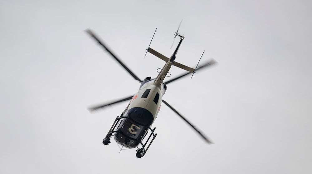 Auch ein Polizeihubschrauber nahm aus der Luft die Verfolgung auf. (Symbolbild) / Foto: Boris Roessler/dpa