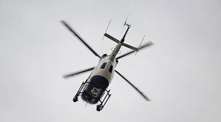 Auch ein Polizeihubschrauber nahm aus der Luft die Verfolgung auf. (Symbolbild) / Foto: Boris Roessler/dpa