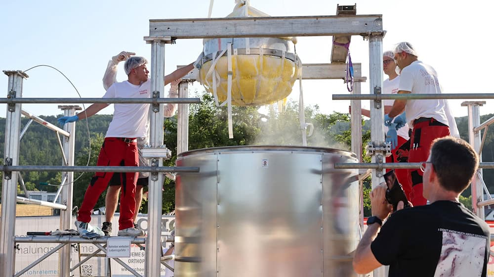 Bei ihrem 700-Jahr-Jubiläum haben die Einwohner von Wombach in Unterfranken einen rund 465 Kilo schweren Kartoffelkloß hergestellt. / Foto: Daniel Löb/dpa