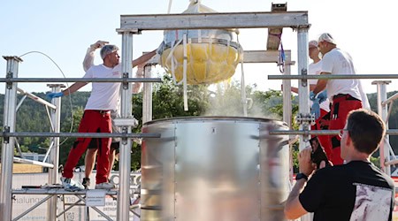 Bei ihrem 700-Jahr-Jubiläum haben die Einwohner von Wombach in Unterfranken einen rund 465 Kilo schweren Kartoffelkloß hergestellt. / Foto: Daniel Löb/dpa