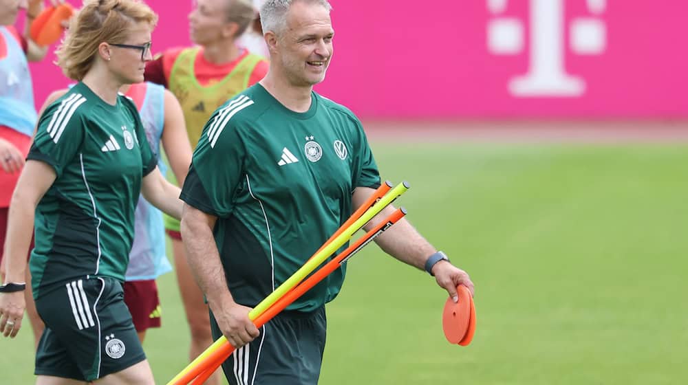 Letzte Vorbereitung auf die EM: Christian Wück und die DFB-Frauen. / Foto: Daniel Löb/dpa