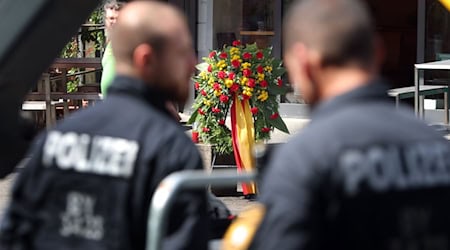 Die Polizei war wegen mehrerer angezeigter Mahnwachen mit zahlreichen Kräften vor Ort.  / Foto: Karl-Josef Hildenbrand/dpa