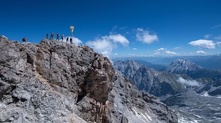 Die Zugspitze bekommt ein zweites Gipfelkreuz - aus Sicherheitsgründen. (Archivfoto) / Foto: Sven Hoppe/dpa