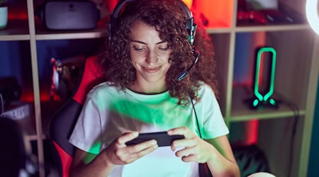 Anime trifft Mobile Gaming – immersive Erlebnisse direkt auf dem Smartphone. / Foto: krakenimages.com auf freepik.com
