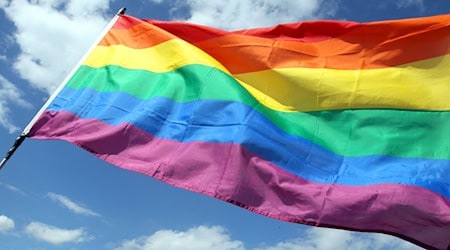 Am Samstag beteiligten sich mehrere tausend Teilnehmer am CSD in Regensburg. (Symbolbild) / Foto: Wolfgang Kumm/dpa