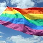 Am Samstag beteiligten sich mehrere tausend Teilnehmer am CSD in Regensburg. (Symbolbild) / Foto: Wolfgang Kumm/dpa