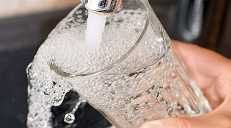 Vorm Trinken einmal abkochen: Dies gilt vorübergehend für die Gemeinde Döhlau (Symbolbild). / Foto: Patrick Pleul/dpa-Zentralbild/dpa