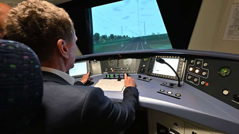 Ein Bahnsimulator für angehende Lokführer der DB Regio in München.  / Foto: Peter Kneffel/dpa
