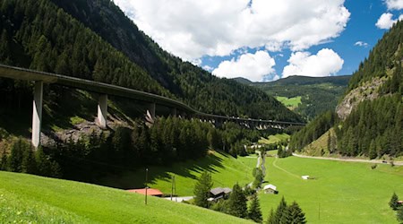 An der Luegbrücke wird inzwischen gebaut - zudem gibt es eine veränderte Verkehrsführung. Das sorgt für Staus. (Archivbild) / Foto: Foto Asfinag/dpa