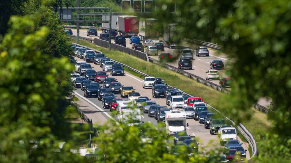 Auf der A8 sind häufig Staus - das wird zu Beginn der Sommerferien nicht anders sein. (Archivbild) / Foto: Peter Kneffel/dpa