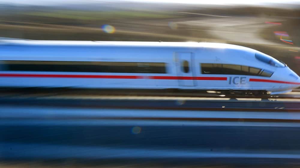 Der ICE war laut Polizei mit etwa 500 Fahrgästen in Richtung Wien unterwegs. (Symbolbild) / Foto: Martin Schutt/dpa-Zentralbild/dpa