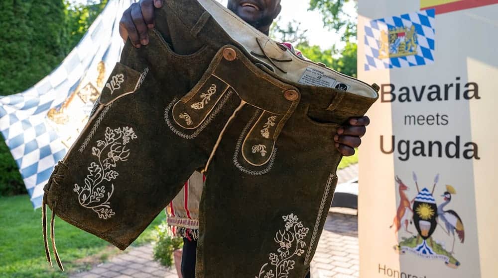 Die Lederhosen sollen als erstes in Uganda zum Einsatz kommen: Beim ersten Oktoberfest in der Stadt Gulu. / Foto: Peter Kneffel/dpa