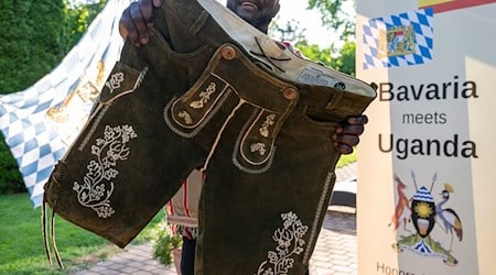 Die Lederhosen sollen als erstes in Uganda zum Einsatz kommen: Beim ersten Oktoberfest in der Stadt Gulu. / Foto: Peter Kneffel/dpa
