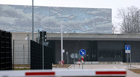 Der Eingangsbereich der Justizvollzugsanstalt (JVA) in Gablingen bei Augsburg. Die bundesweite Anti-Folter-Kommission kritisiert erneut die Zustände dort. (Archivbild) / Foto: Karl-Josef Hildenbrand/dpa