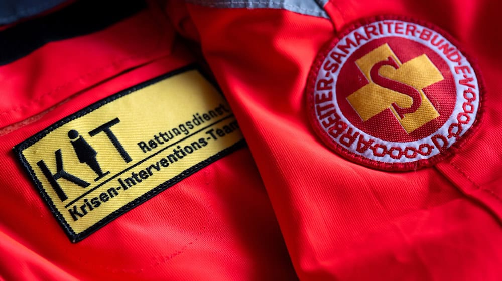 Der Lastwagenfahrer sowie weitere unbeteiligte Zeugen werden vom Kriseninterventionsteam betreut. (Symbolbild) / Foto: Sven Hoppe/dpa