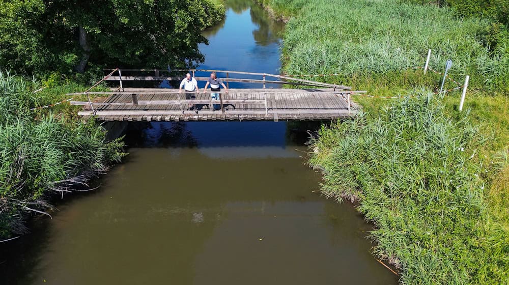 Die Bahn will die Brücke über die Paar ersatzlos abreißen - die Landwirte können mit Maschinen nicht mehr zu ihren Wiesen.  / Foto: Daniel Löb/dpa