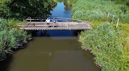 Die Bahn will die Brücke über die Paar ersatzlos abreißen - die Landwirte können mit Maschinen nicht mehr zu ihren Wiesen.  / Foto: Daniel Löb/dpa