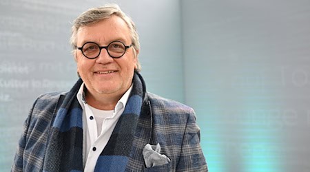 Hape Kerkeling bekommt den Ehrenpreis des Bayerischen Buchpreises verliehen. (Archivbild) / Foto: Elisa Schu/dpa