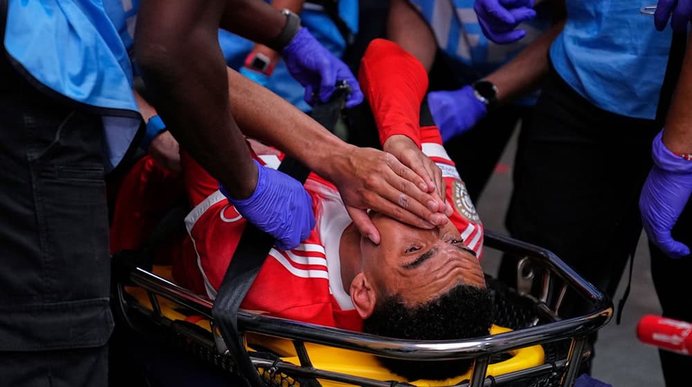 Jamal Musiala muss schwer verletzt abtransportiert werden. / Foto: Brynn Anderson/AP/dpa