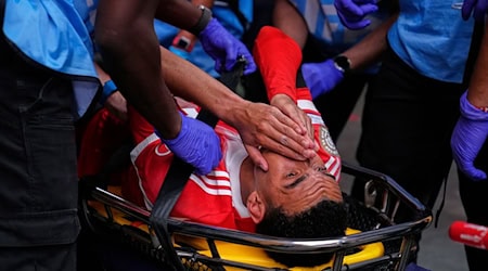 Jamal Musiala muss schwer verletzt abtransportiert werden. / Foto: Brynn Anderson/AP/dpa