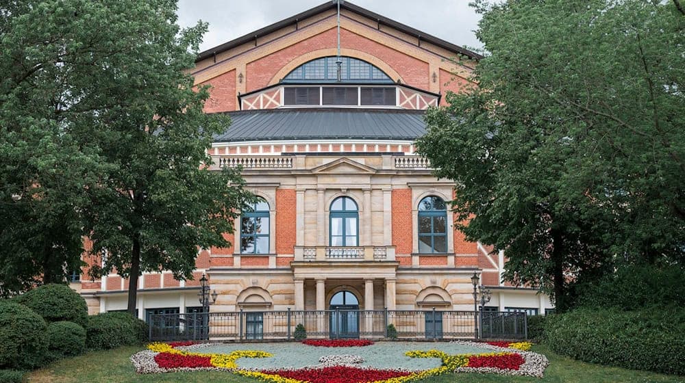 Das Bayreuther Festspielhaus am Grünen Hügel. (Archivbild) / Foto: Daniel Vogl/dpa