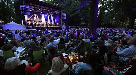 Beim ersten Konzert hatten die Zuschauer noch Glück mit dem Wetter. / Foto: Karl-Josef Hildenbrand/dpa