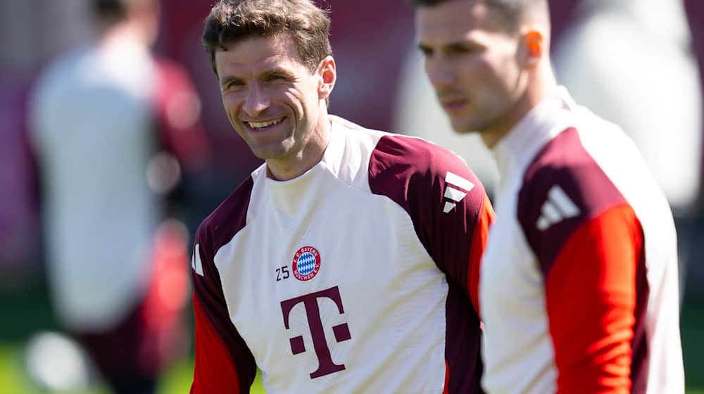 Als Gast an der Säbener Straße: Thomas Müller (l). / Foto: Sven Hoppe/dpa