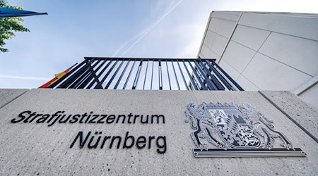 Für die Dienstleistung sollen die Angeklagten von ihren Kundinnen und Kunden laut Anklage vier- bis fünfstellige Geldsummen verlangt haben. (Symbolbild) / Foto: Daniel Karmann/dpa