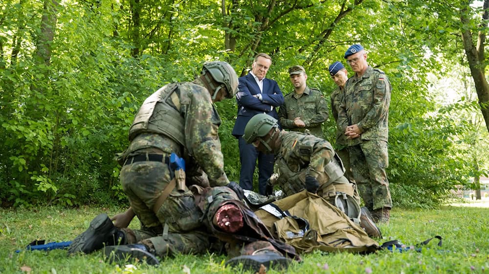 Die Sanitätsakademie ist laut Minister Pistorius für die Einsatzfähigkeit der Bundeswehr unverzichtbar. Passend dazu kündigte er bei seinem Besuch in München massive Investitionen an.  / Foto: Tobias Hase/dpa