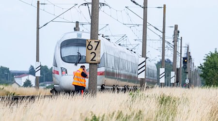 Mehrere Fahrgäste wurden bei dem Angriff verletzt.  / Foto: Armin Weigel/dpa
