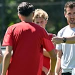 Trainer Miroslav Klose (r) muss einen Patzer im Testspiel hinnehmen. / Foto: Martin Schutt/dpa