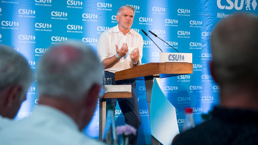 Steffen Vogel ist als Vorsitzender des CSU-Bezirks Unterfranken mit großer Mehrheit bestätigt worden (Archivbild).  / Foto: Daniel Vogl/dpa