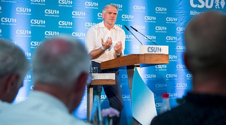 Steffen Vogel ist als Vorsitzender des CSU-Bezirks Unterfranken mit großer Mehrheit bestätigt worden (Archivbild).  / Foto: Daniel Vogl/dpa