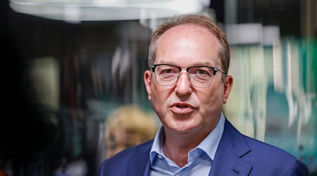 Bundesinnenminister Alexander Dobrindt (CSU) will mit Amtskollegen aus mehreren Nachbarstaaten über das Gemeinsame Europäische Asylsystem (GEAS) sprechen. / Foto: Thomas Banneyer/dpa