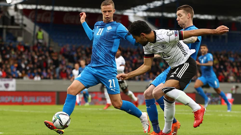 Brynjar Ingi Bjarnason (l) spielte schon gegen Deutschland - und wechselt nach Fürth. / Foto: Christian Charisius/dpa