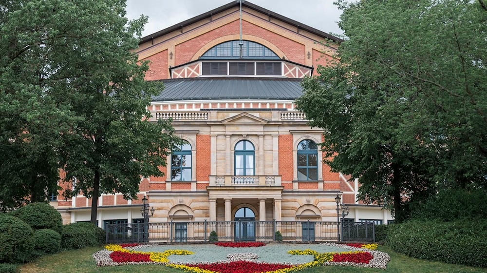 Das Bayreuther Festspielhaus öffnet am 25. Juli für die diesjährige Spielzeit. (Archivbild) / Foto: Daniel Vogl/dpa