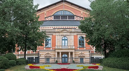 Das Bayreuther Festspielhaus öffnet am 25. Juli für die diesjährige Spielzeit. (Archivbild) / Foto: Daniel Vogl/dpa