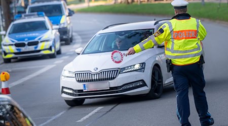 Geschwindigkeitsverstöße machten 2024 mehr als 82 Prozent aller Verstöße im fließenden Verkehr aus. (Symbolbild) / Foto: Peter Kneffel/dpa